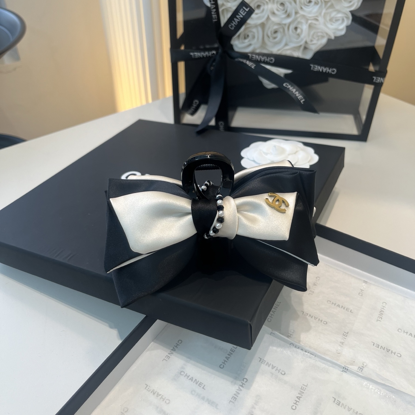 NO:942031,P Comes with a packaging box. Chanel's latest small fragrance grabber, super pretty!  Full of celebrity style, a must-have for little fairies...hairpins, hairpins, chanel, chanel, hairpins19860909P 配包装盒 Chanel (香奈儿)最新款小香爆款抓夹,超级好看！名媛范儿十足,小仙女必备…发夹,发夹,chanel,chanel,hairpins,accessory