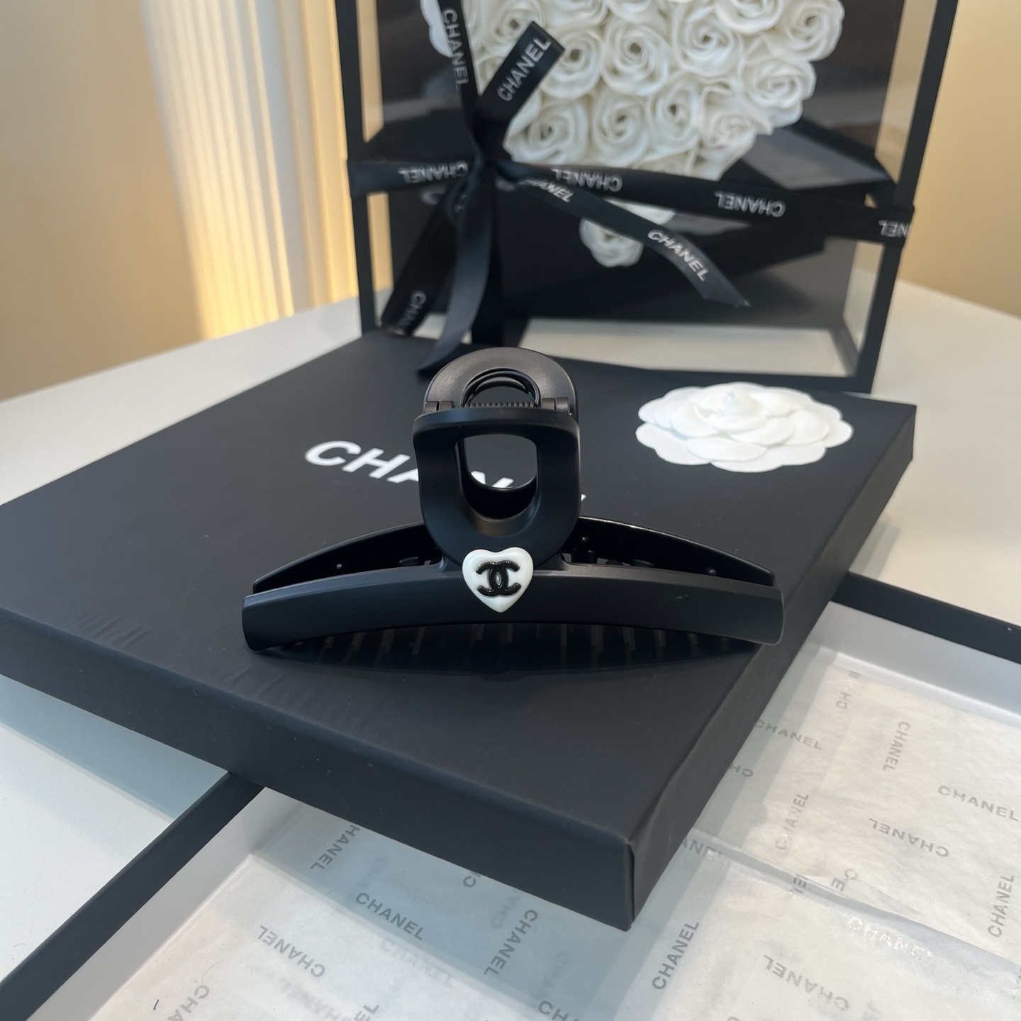 NO:942050,P Comes with a packaging box. Chanel's latest small fragrance grabber, super pretty!  Full of celebrity style, a must-have for little fairies...hairpins, hairpins, chanel, chanel, hairpins19860909P 配包装盒 Chanel (香奈儿)最新款小香爆款抓夹,超级好看！名媛范儿十足,小仙女必备…发夹,发夹,chanel,chanel,hairpins,accessory