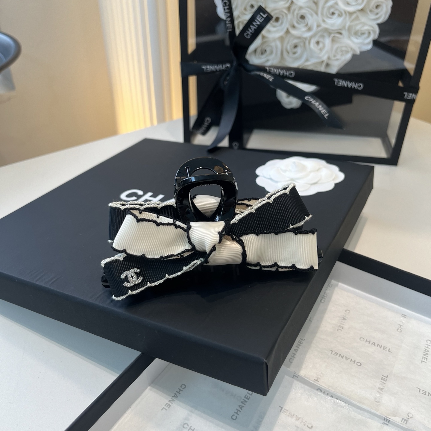 NO:942066,P Comes with a packaging box. Chanel's latest small fragrance grabber, super pretty!  Full of celebrity style, a must-have for little fairies...hairpins, hairpins, chanel, chanel, hairpins19860909P 配包装盒 Chanel (香奈儿)最新款小香爆款抓夹,超级好看！名媛范儿十足,小仙女必备…发夹,发夹,chanel,chanel,hairpins,accessory