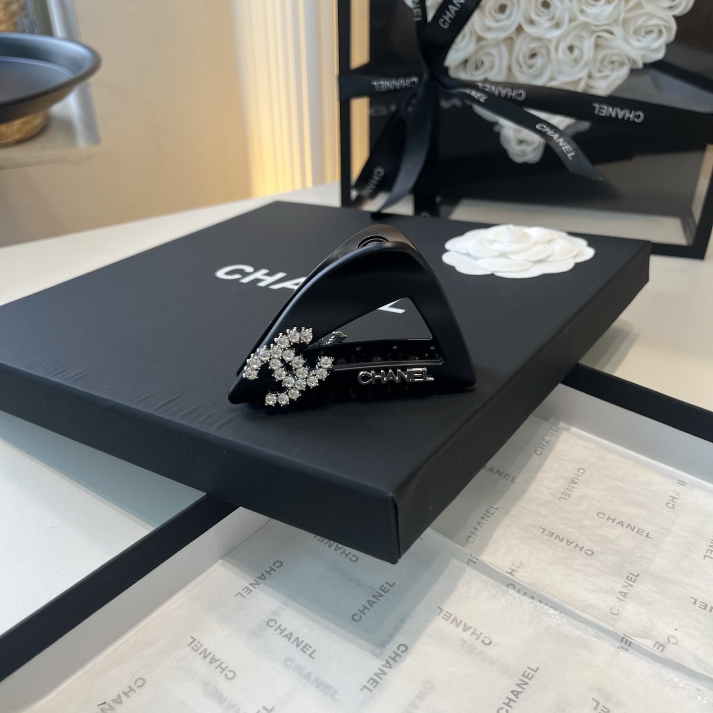 NO:942047,P Comes with a packaging box. Chanel's latest small fragrance grabber, super pretty!  Full of celebrity style, a must-have for little fairies...hairpins, hairpins, chanel, chanel, hairpins19860909P 配包装盒 Chanel (香奈儿)最新款小香爆款抓夹,超级好看！名媛范儿十足,小仙女必备…发夹,发夹,chanel,chanel,hairpins,accessory
