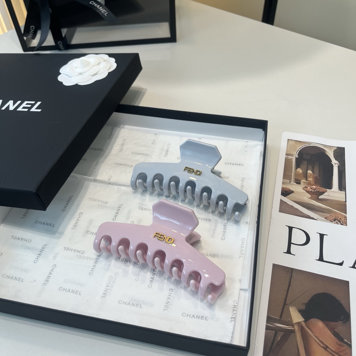 NO:942059,P Comes with a packaging box FENDI's new F gripper, elegant and elegant, simple and versatile!  The young lady closed her eyes and entered... hairpins, hairpins, fendi, fendi, hairpins19860909P 配包装盒 FENDI（芬迪）新款F抓夹,名媛风范气质美,简约百搭！小姐姐闭眼入…发夹,发夹,fendi,fendi,hairpins,accessory