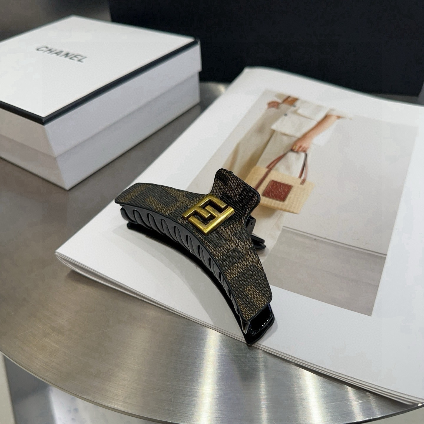 NO:895033,P Comes with packaging box FENDI F gripper, beautiful retro style, simple and versatile!  The young lady closed her eyes and entered... hairpins, hairpins, fendi, fendi, hairpins19860909P 配包装盒 FENDI（芬迪）F抓夹,复古气质美,简约百搭！小姐姐闭眼入…发夹,发夹,fendi,fendi,hairpins,accessory