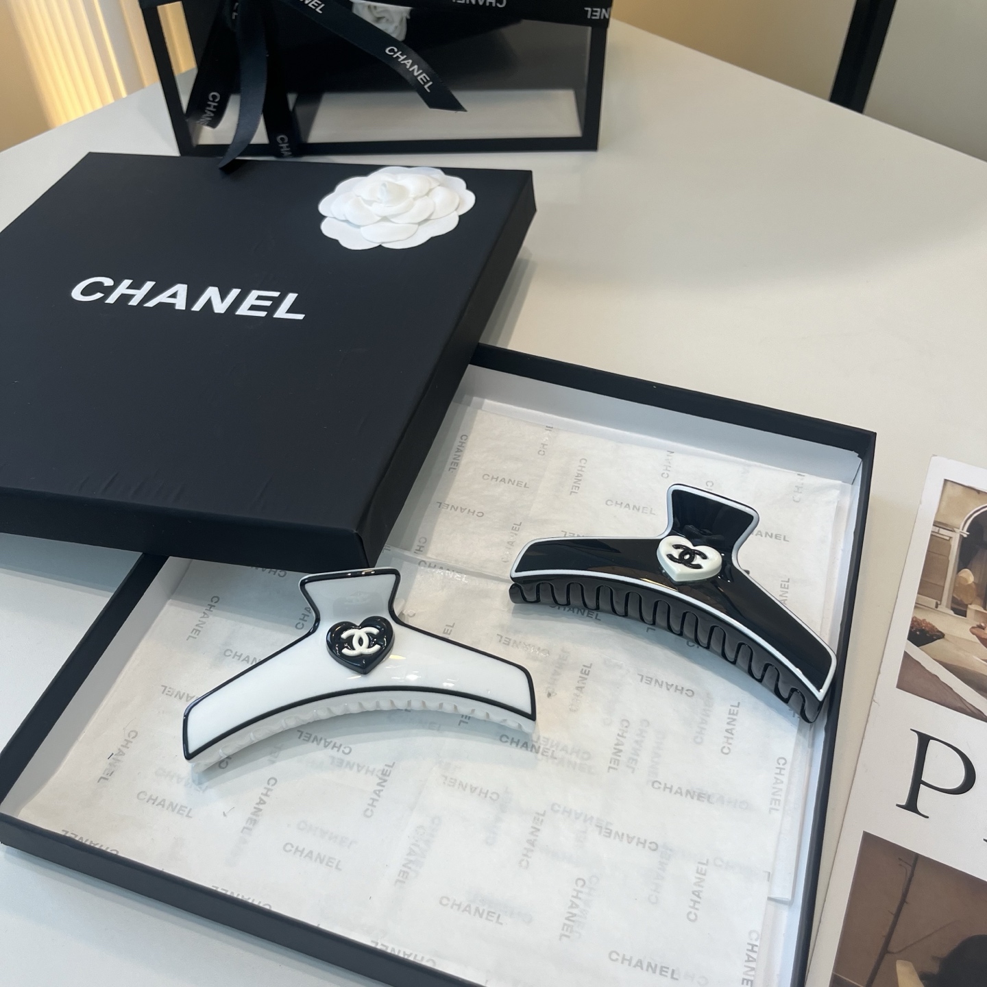 NO:895053,P Comes with a packaging box. Chanel’s latest small fragrance grabber, super pretty!  Full of celebrity style, a must-have for little fairies...hairpins, hairpins, chanel, chanel, hairpins19860909P 配包装盒 Chanel (香奈儿)最新款小香爆款抓夹,超级好看！名媛范儿十足,小仙女必备…发夹,发夹,chanel,chanel,hairpins,accessory