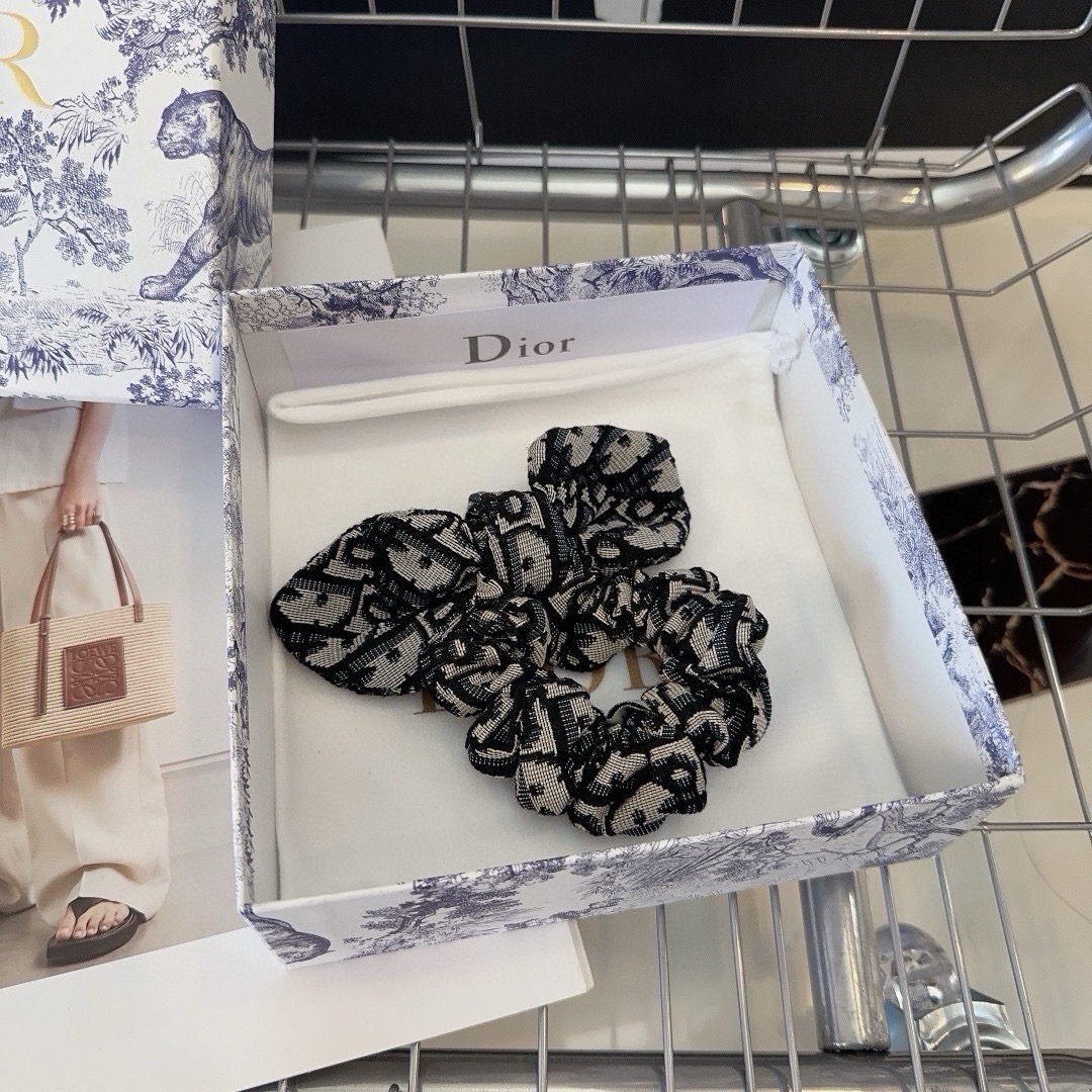 NO:894967,Comes with a packaging box. Dior's classic D-letter hair tie, a popular internet favorite, fashionable and versatile!  Simple and practical, hair clips, hairpins, dior, dior, hairpins are a must-have for young ladies.19860909配包装盒 Dior（迪奥）经典D字母发圈,网红爆款,时尚百搭！简单实用 小姐姐必备发夹,发夹,dior,dior,hairpins,accessory