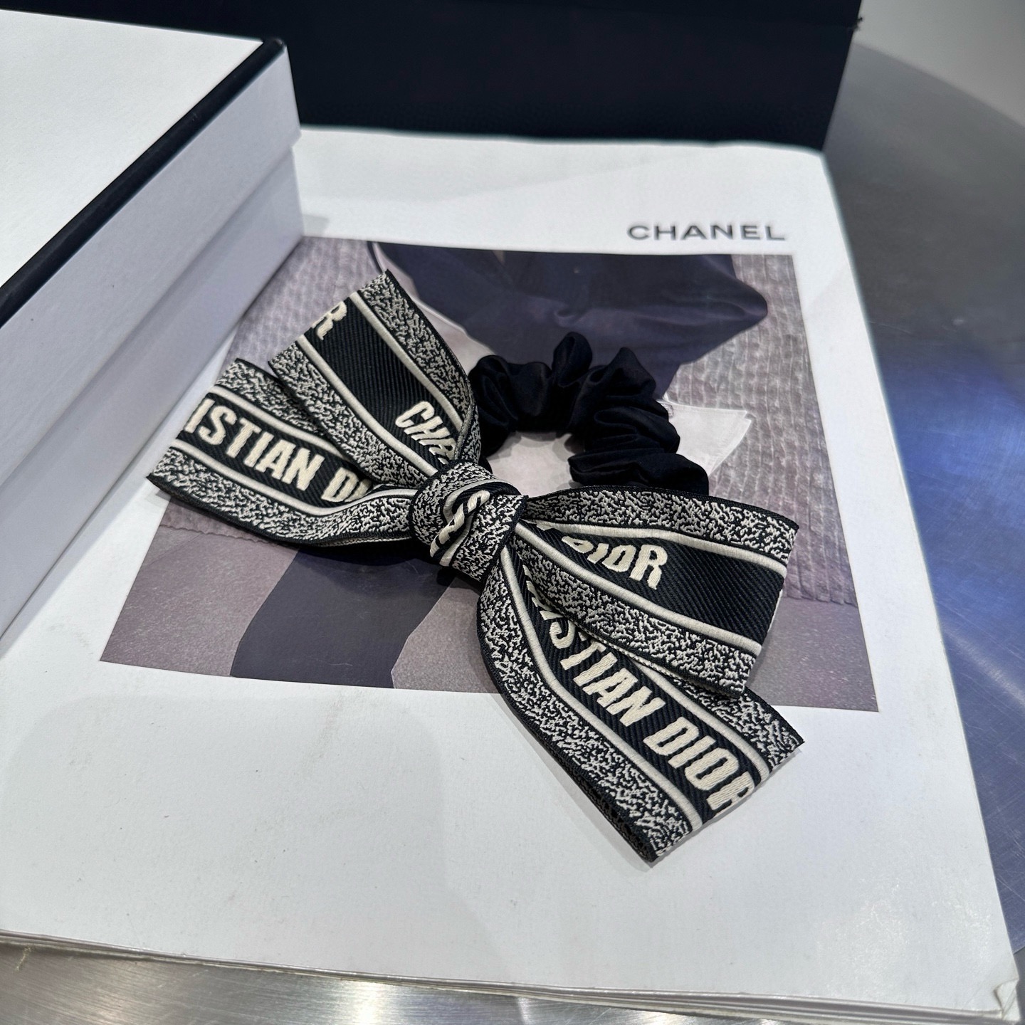 NO:894977,P Comes with packaging box Dior's new CD hair band, simple, practical and fashionable!  Super pretty!  A must-have for little fairies...hairpins, hair clips, dior, dior, hairpins19860909P 配包装盒 Dior（迪奥）新款CD发圈,简单实用 时尚潮流！超级好看！小仙女必备…发夹,发夹,dior,dior,hairpins,accessory