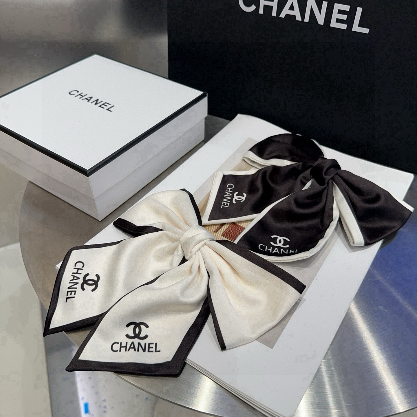 NO:894982,P Comes with a packaging box. Chanel's latest small and popular spring hairpin, super pretty!  Full of celebrity style, a must-have for little fairies...hairpins, hairpins, chanel, chanel, hairpins19860909P 配包装盒 Chanel (香奈儿)最新款小香爆款弹簧发夹,超级好看！名媛范儿十足,小仙女必备…发夹,发夹,chanel,chanel,hairpins,accessory