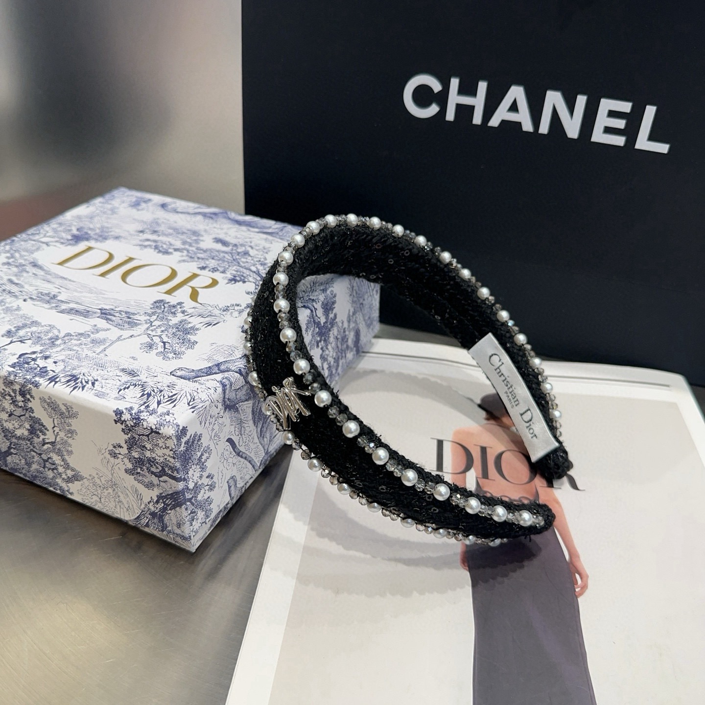 NO:894957,Comes with a new Dior headband in a packaging box, very beautiful!  Fashionable and versatile, simple and practical, a must-have hairpin for girls, hairpins, dior, dior, hairpins19860909配包装盒 Dior（迪奥）新款发箍,特别好看！时尚百搭,简单又实用,小姐姐必备发夹,发夹,dior,dior,hairpins,accessory