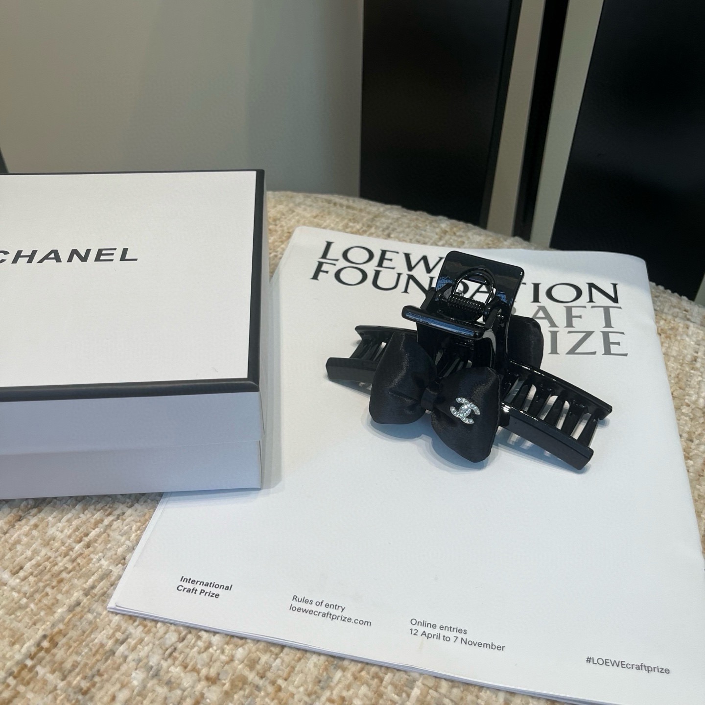 NO:895054,P Comes with a packaging box. Chanel’s latest small fragrance grabber, super pretty!  Full of celebrity style, a must-have for little fairies...hairpins, hairpins, chanel, chanel, hairpins19860909P 配包装盒 Chanel (香奈儿)最新款小香爆款抓夹,超级好看！名媛范儿十足,小仙女必备…发夹,发夹,chanel,chanel,hairpins,accessory