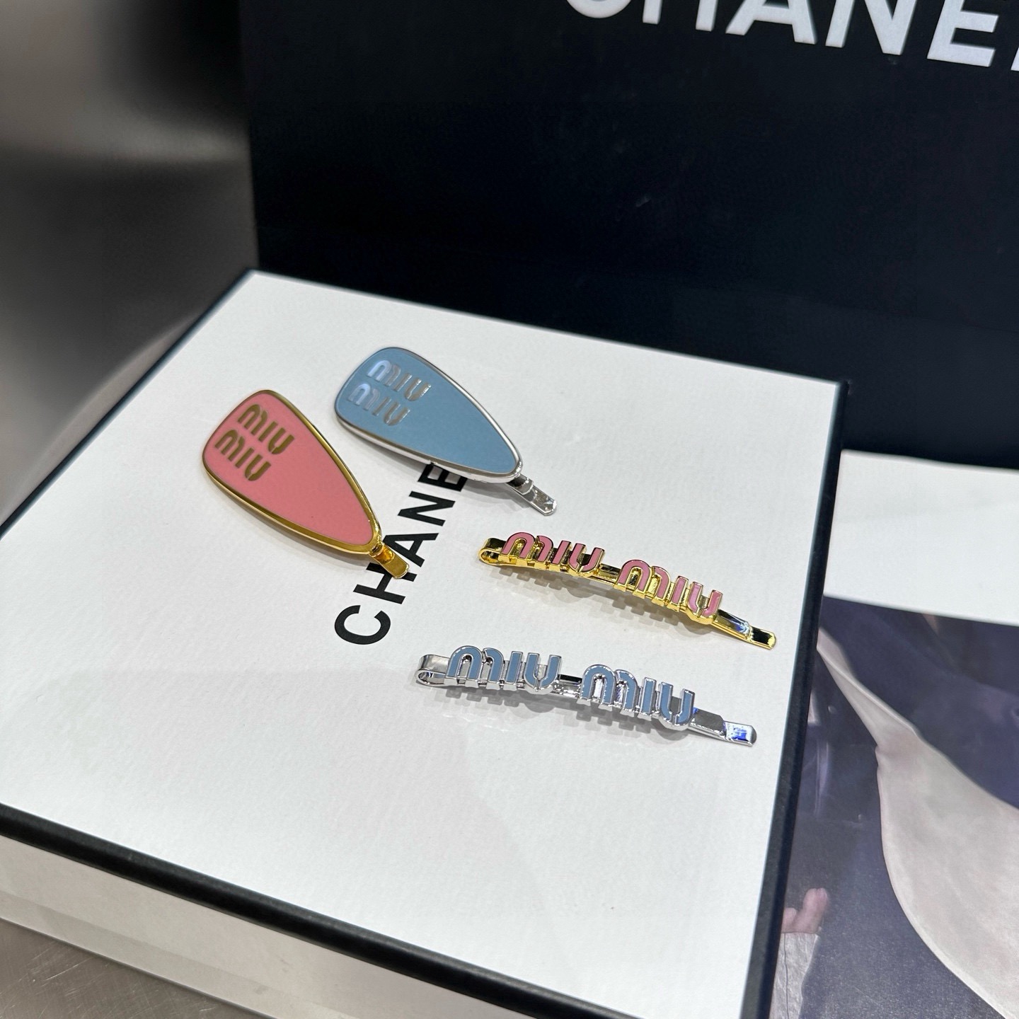 NO:895041,P Comes with packaging box (single) miumiu's new letter small side clip bangs clip, a hot item among Internet celebrities!  Simple and elegant, practical and versatile!  hairpins,hairpins,miumiu,hairpins19860909P 配包装盒（单个） miumiu新款字母小边夹刘海夹,网红爆款！简单优雅,实用百搭！发夹,发夹,miumiu,hairpins,accessory