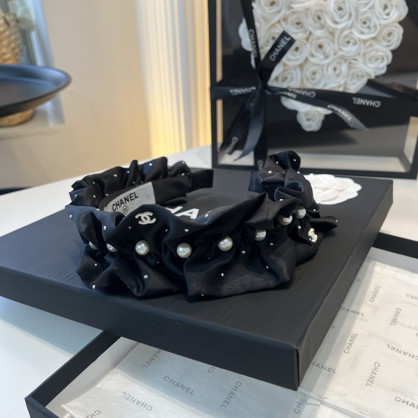 NO:895005,P Comes with a packaging box. Chanel's new little scented hair hoop, it's so beautiful!  Goddess must wear hairpins, hairpins, chanel, chanel, hairpins19860909P 配包装盒 Chanel (香奈儿)新款小香发箍,实在太美了！女神必入哦发夹,发夹,chanel,chanel,hairpins,accessory