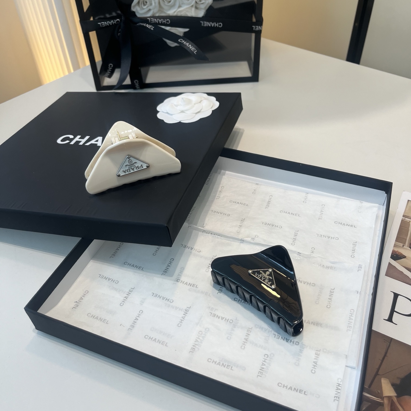 NO:895076,P Comes with packaging box PRADA triangle logo clip, classic and fashionable style, very easy to match, elegant and tasteful hair clip, hair clip, prada, prada, hairpins19860909P 配包装盒 PRADA（普拉达）三角标抓夹,经典时尚款,非常好搭配 气质有品位发夹,发夹,prada,prada,hairpins,accessory