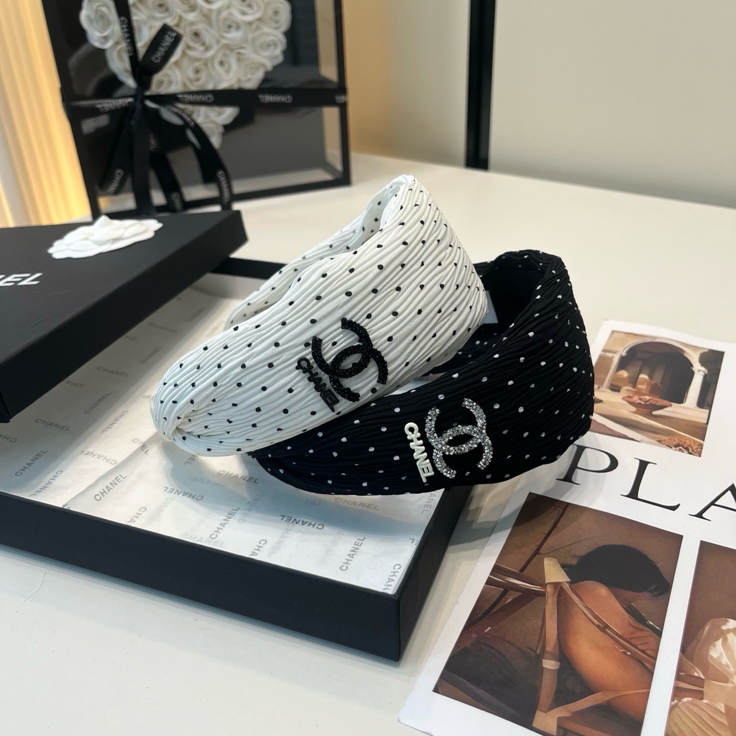 NO:941563,P Comes with a packaging box. Chanel’s latest small scented headband, super pretty!  Full of celebrity style, little fairies must have hairpins, hairpins, chanel, chanel, hairpins19860909P 配包装盒 Chanel (香奈儿)最新款小香发箍,超级好看！名媛范儿十足,小仙女必备发夹,发夹,chanel,chanel,hairpins,accessory