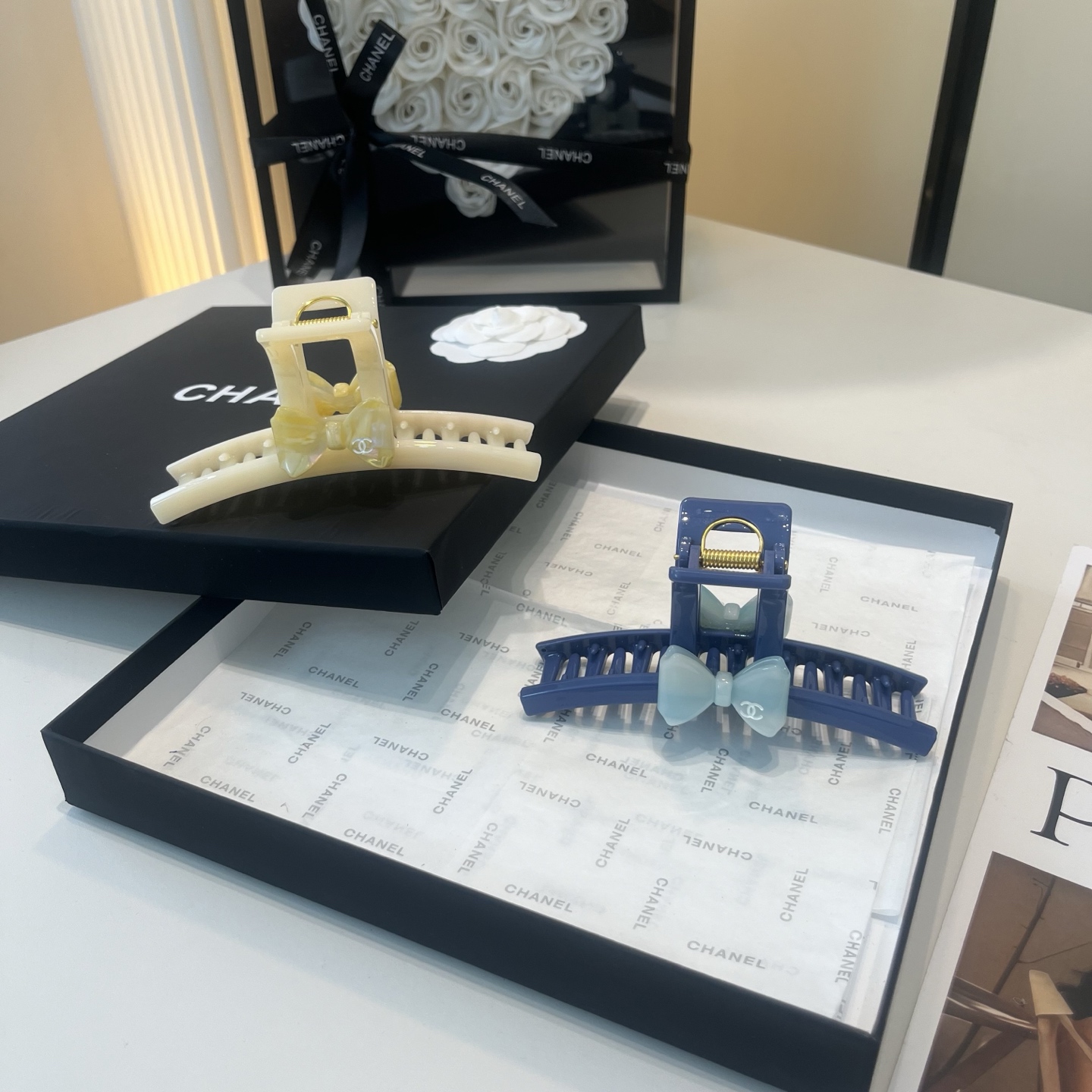 NO:941657,P Comes with a packaging box. Chanel’s latest small fragrance gripper, super pretty!  Full of celebrity style, a must-have for little fairies...hairpins, hairpins, chanel, chanel, hairpins19860909P 配包装盒 Chanel (香奈儿)最新款小香抓夹,超级好看！名媛范儿十足,小仙女必备…发夹,发夹,chanel,chanel,hairpins,accessory