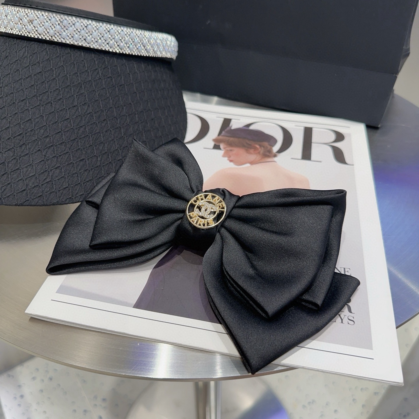 NO:881485,P Comes with a packaging box. Chanel's latest small and popular spring hairpin, super pretty!  Full of celebrity style, a must-have for little fairies...hairpins, hairpins, chanel, chanel, hairpins19860909P 配包装盒 Chanel (香奈儿)最新款小香爆款弹簧发夹,超级好看！名媛范儿十足,小仙女必备…发夹,发夹,chanel,chanel,hairpins,accessory