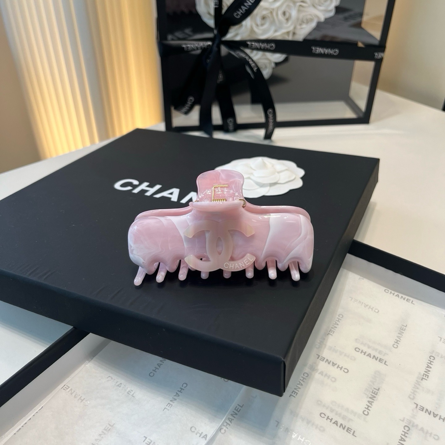 NO:881515,P Comes with a packaging box. Chanel’s latest small fragrance grabber, super pretty!  Full of celebrity style, a must-have for little fairies...hairpins, hairpins, chanel, chanel, hairpins19860909P 配包装盒 Chanel (香奈儿)最新款小香爆款抓夹,超级好看！名媛范儿十足,小仙女必备…发夹,发夹,chanel,chanel,hairpins,accessory