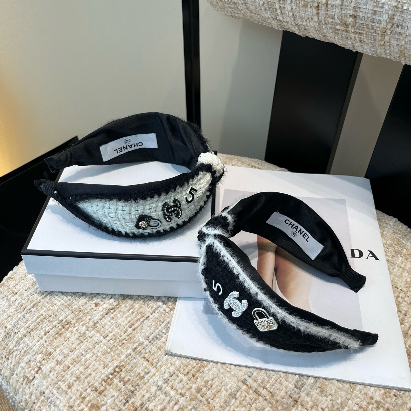NO:881493,P Comes with a packaging box. Chanel's latest small scented headband, autumn and winter series!  Super pretty!  Full of celebrity style, a must-have for little fairies...hairpins, hairpins, chanel, chanel, hairpins19860909P 配包装盒 Chanel (香奈儿)最新款小香发箍,秋冬系列！超级好看！名媛范儿十足,小仙女必备…发夹,发夹,chanel,chanel,hairpins,accessory