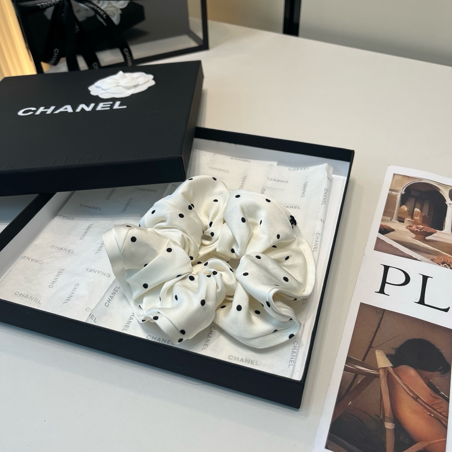 NO:881498,P Comes with a packaging box. Chanel’s latest small scented hair tie, super pretty!  Full of celebrity style, a must-have for little fairies...hairpins, hairpins, chanel, chanel, hairpins19860909P 配包装盒 Chanel (香奈儿)最新款小香发圈,超级好看！名媛范儿十足,小仙女必备…发夹,发夹,chanel,chanel,hairpins,accessory