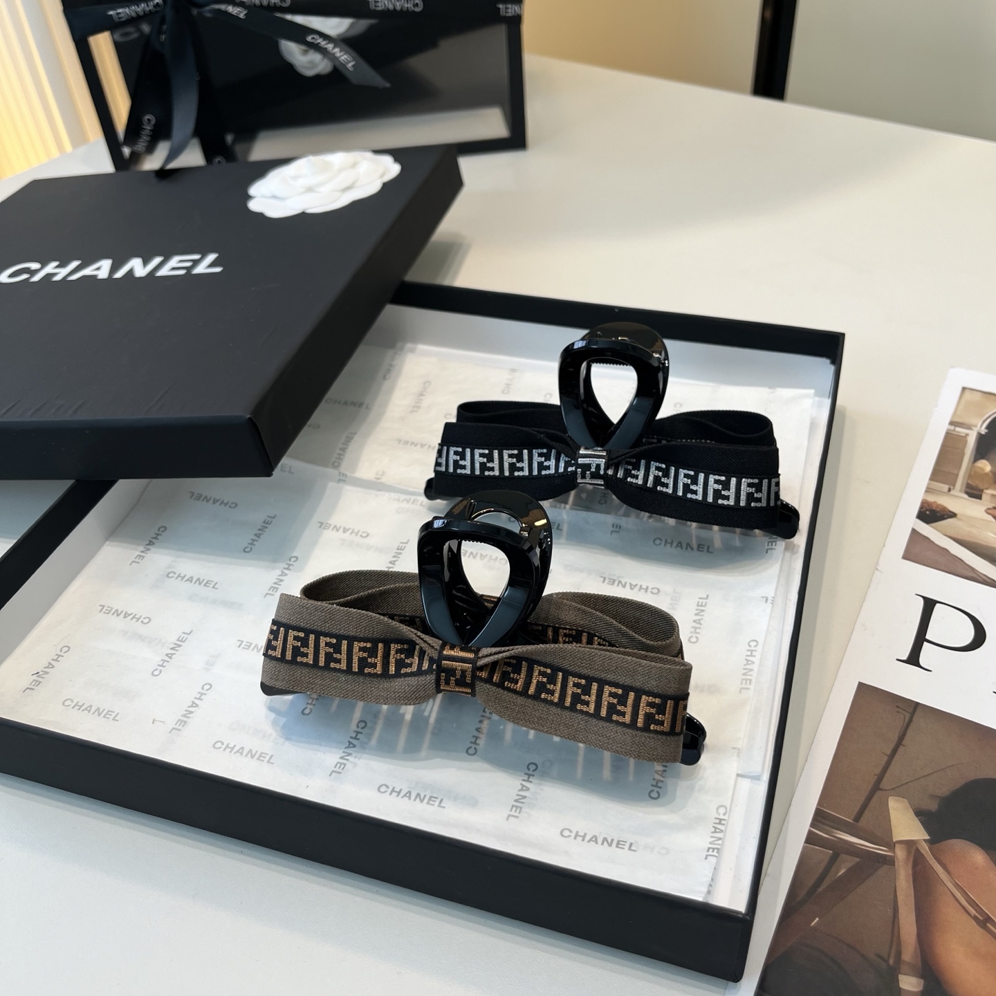 NO:881518,P Comes with a packaging box FENDI's new F gripper, elegant and elegant, simple and versatile!  The young lady closed her eyes and entered... hairpins, hairpins, fendi, fendi, hairpins19860909P 配包装盒 FENDI（芬迪）新款F抓夹,名媛风范气质美,简约百搭！小姐姐闭眼入…发夹,发夹,fendi,fendi,hairpins,accessory