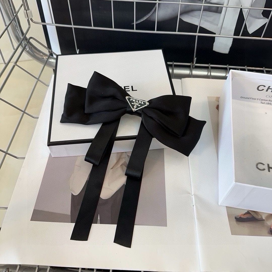 NO:920767,P Comes with a packaging box PRADA spring top clip, a popular internet celebrity, worth buying for this elegant lady!  Very easy to match with hairpins, hairpins, prada, prada, hairpins19860909P 配包装盒 PRADA（普拉达）弹簧顶夹,网红爆款,优雅的小姐姐值得入手！非常好搭配 发夹,发夹,prada,prada,hairpins,accessory