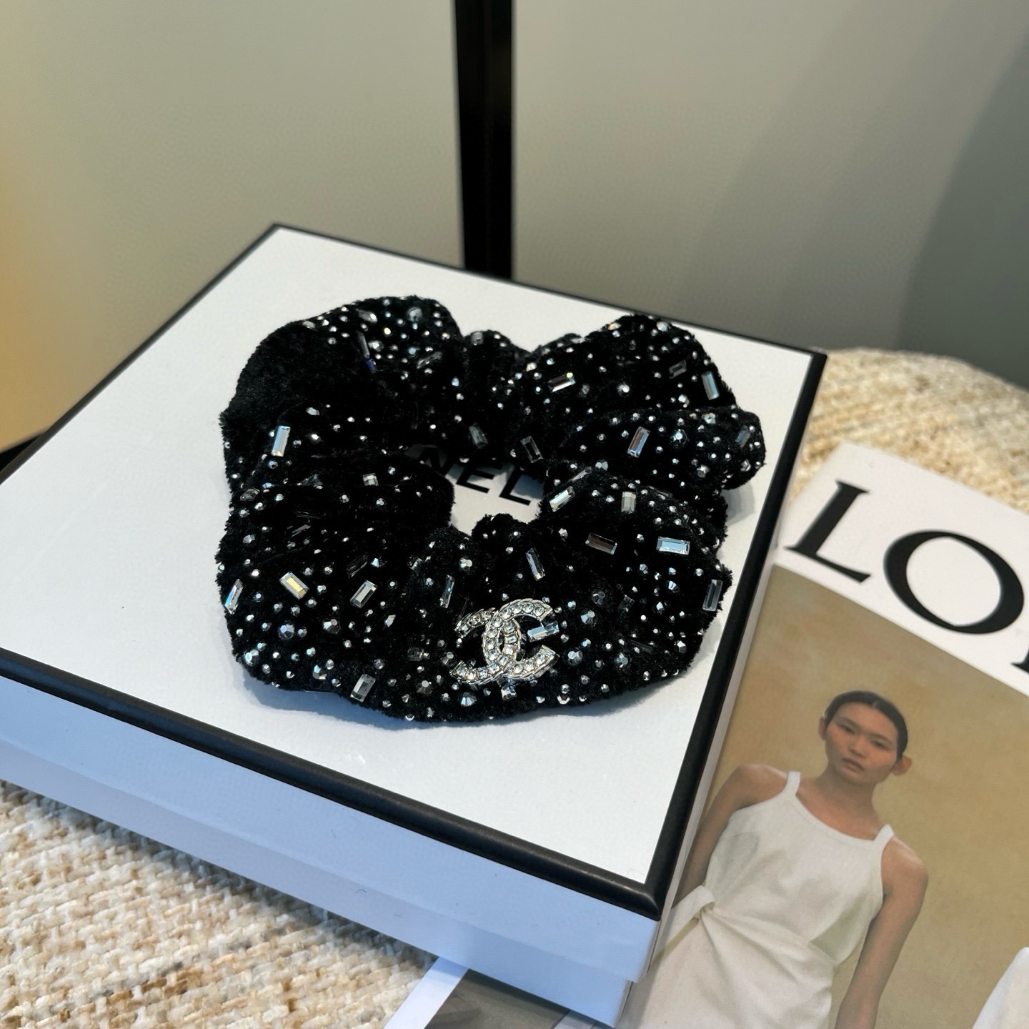 NO:920756,P Comes with a packaging box. Chanel's latest small sparkling hair band is simple, practical and fashionable!  A must-have for little fairies...hairpins, hair clips, chanel, chanel, hairpins19860909P 配包装盒 Chanel (香奈儿)最新小香闪闪发圈 简单实用,时尚潮流！小仙女必备…发夹,发夹,chanel,chanel,hairpins,accessory