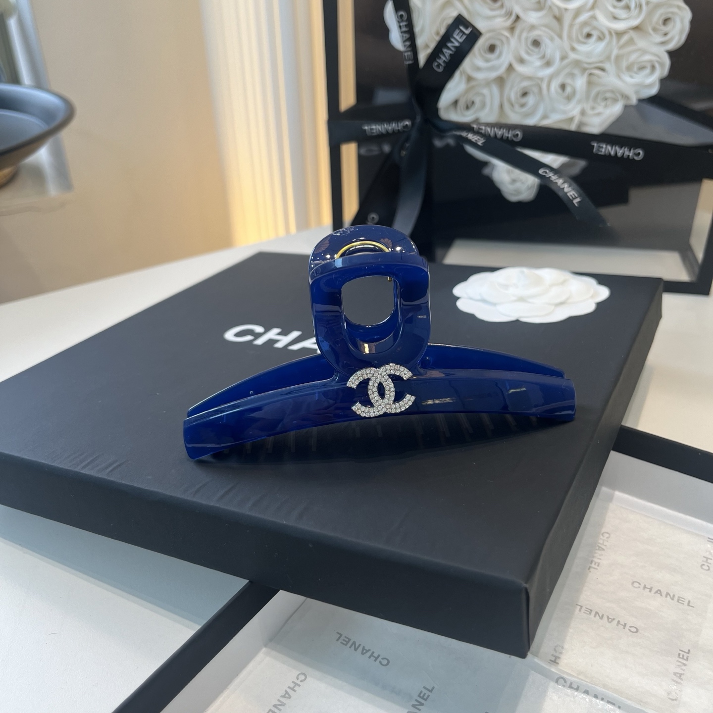 NO:920771,P Comes with a packaging box. Chanel’s latest small fragrance grabber, super pretty!  Full of celebrity style, a must-have for little fairies...hairpins, hairpins, chanel, chanel, hairpins19860909P 配包装盒 Chanel (香奈儿)最新款小香爆款抓夹,超级好看！名媛范儿十足,小仙女必备…发夹,发夹,chanel,chanel,hairpins,accessory