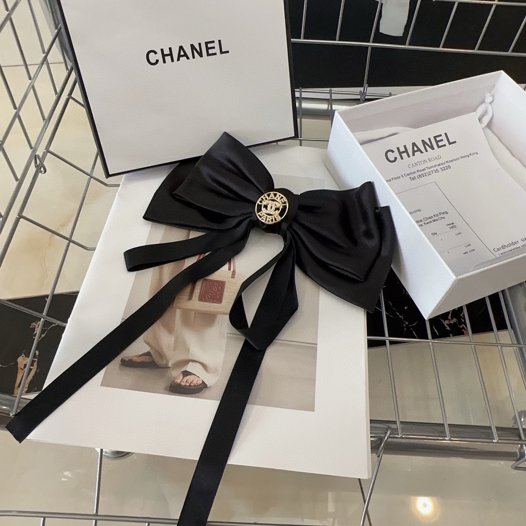 NO:920773,P Comes with a packaging box. Chanel's latest popular long-tail webbing spring top clip. If you are a delicate and elegant lady, look at it. It is very worth buying a hairpin, hairpin, chanel, chanel, hairpins.19860909P 配包装盒 Chanel（香奈儿）最新爆款长尾织带弹簧顶夹,精致优雅的小姐姐看过来,非常值得入手一款发夹,发夹,chanel,chanel,hairpins,accessory