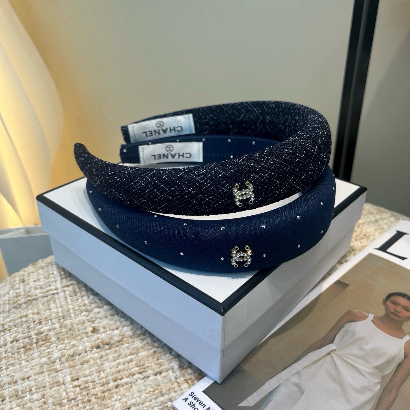 NO:920761,P Comes with a packaging box. Chanel’s latest small scented headband, super pretty!  Full of celebrity style, a must-have for little fairies...hairpins, hairpins, chanel, chanel, hairpins19860909P 配包装盒 Chanel (香奈儿)最新款小香发箍,超级好看！名媛范儿十足,小仙女必备…发夹,发夹,chanel,chanel,hairpins,accessory
