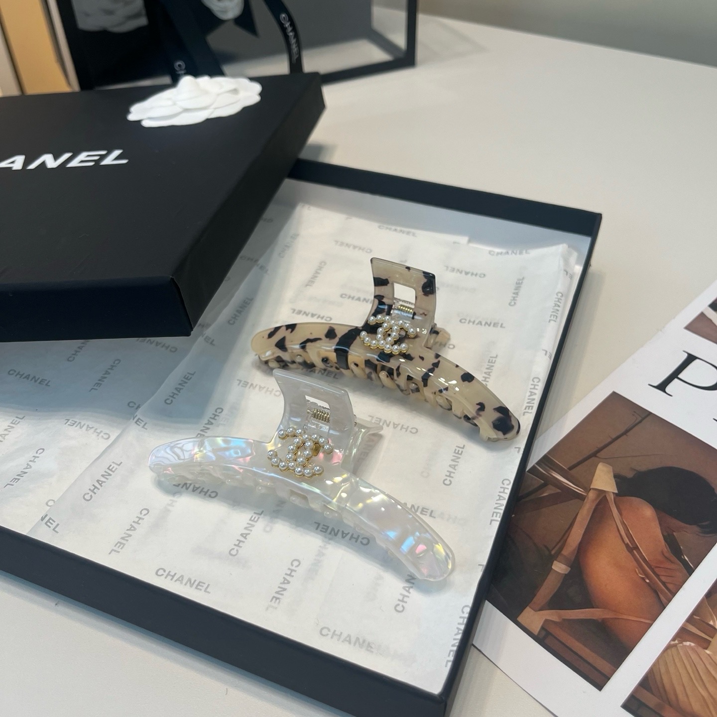 NO:920772,P Comes with a packaging box. Chanel’s latest small fragrance gripper, super pretty!  Full of celebrity style, a must-have for little fairies...hairpins, hairpins, chanel, chanel, hairpins19860909P 配包装盒 Chanel (香奈儿)最新款小香抓夹,超级好看！名媛范儿十足,小仙女必备…发夹,发夹,chanel,chanel,hairpins,accessory
