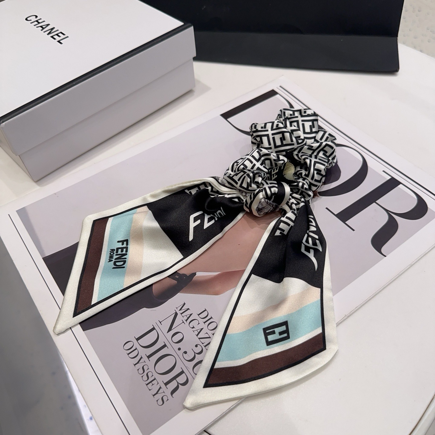 NO:920765,P with packaging box FENDI (Fendi) new F streamer hair tie, retro temperament and beauty, simple and versatile, the lady closes her eyes and enters... hairpins, hairpins, fendi, fendi, hairpins19860909P 配包装盒 FENDI（芬迪）新款F飘带发圈,复古气质美,简约百搭,小姐姐闭眼入…发夹,发夹,fendi,fendi,hairpins,accessory
