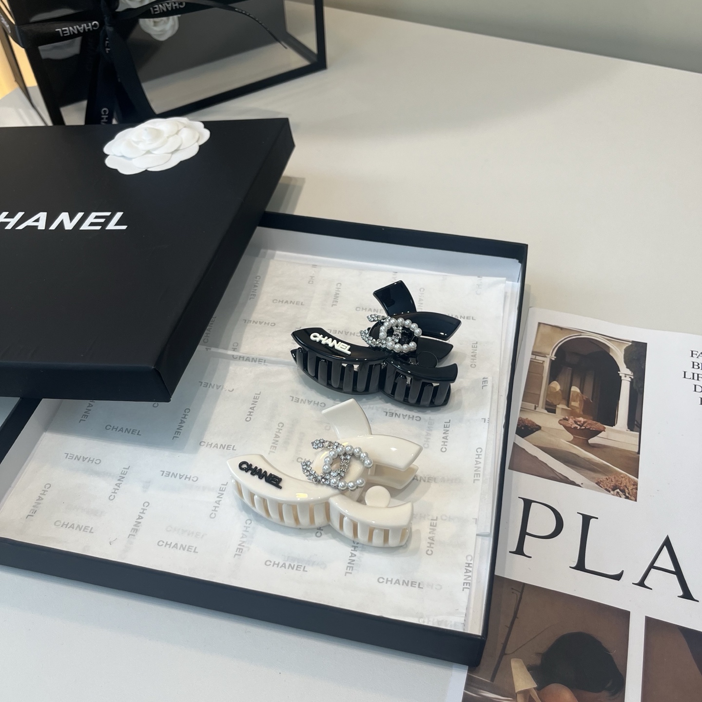 NO:942058,P Comes with a packaging box. Chanel's latest small fragrance grabber, super pretty!  Full of celebrity style, a must-have for little fairies...hairpins, hairpins, chanel, chanel, hairpins19860909P 配包装盒 Chanel (香奈儿)最新款小香爆款抓夹,超级好看！名媛范儿十足,小仙女必备…发夹,发夹,chanel,chanel,hairpins,accessory