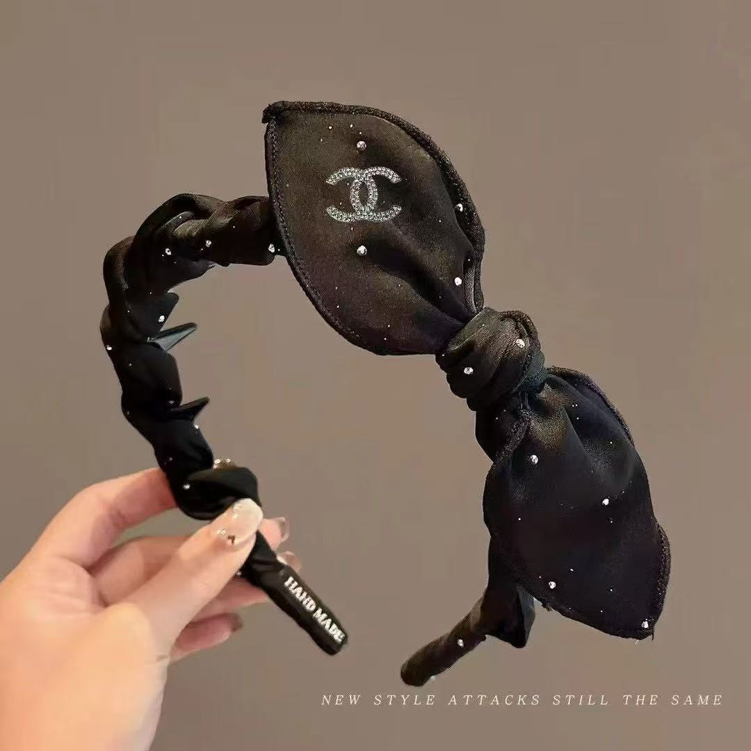 NO:894940,P Comes with a packaging box. Chanel’s latest mini bunny ear headband, super pretty!  Full of celebrity style, a must-have for little fairies...hairpins, hairpins, chanel, chanel, hairpins19860909P 配包装盒 Chanel (香奈儿)最新款小香兔耳朵发箍,超级好看！名媛范儿十足,小仙女必备…发夹,发夹,chanel,chanel,hairpins,accessory
