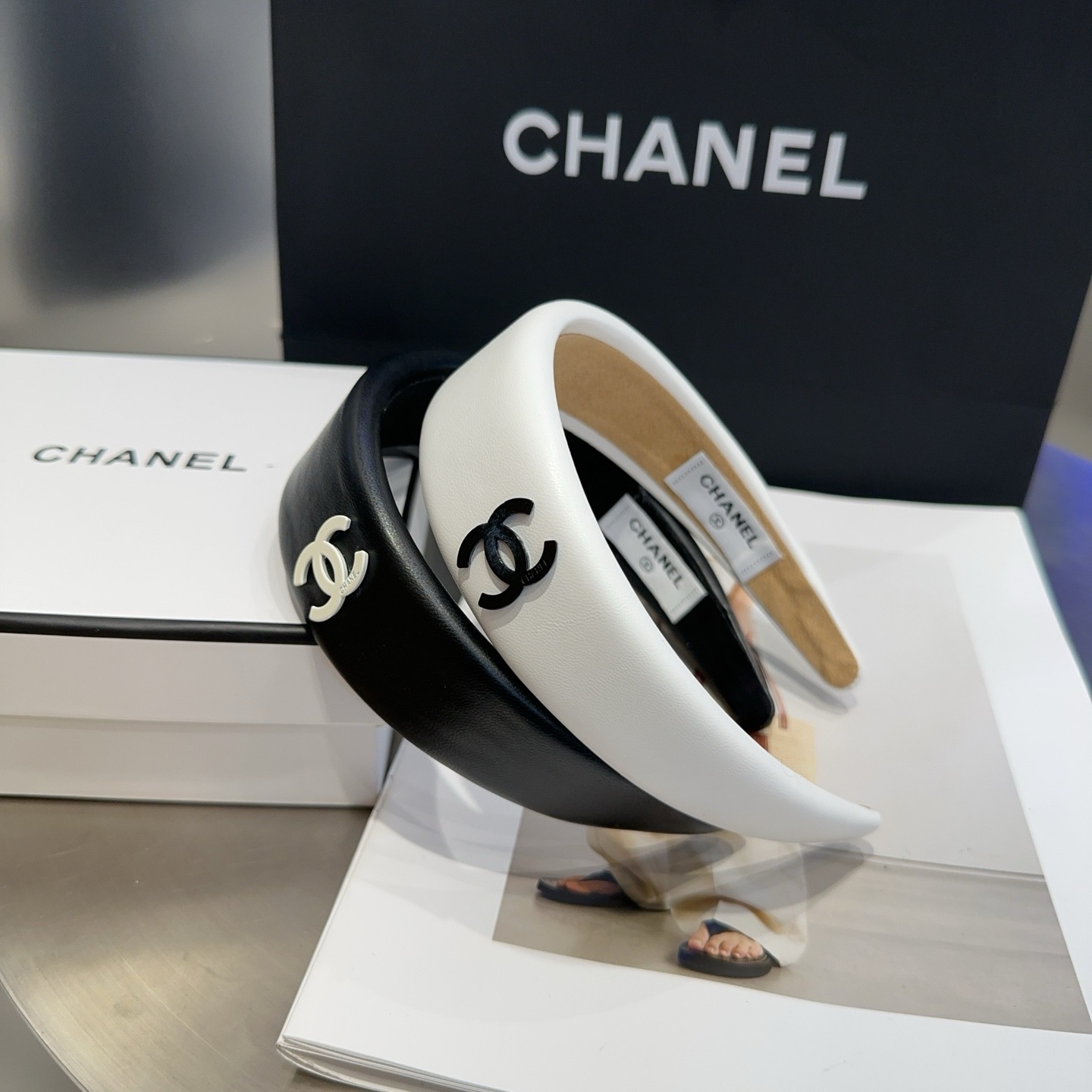 NO:894943,P Comes with a packaging box. Chanel's latest small scented headband. Simple and practical, fashionable and trendy. Very beautiful!  A must-have for little fairies...hairpins, hair clips, chanel, chanel, hairpins19860909P 配包装盒 Chanel (香奈儿)最新小香发箍.简单实用,时尚潮流.非常好看！小仙女必备…发夹,发夹,chanel,chanel,hairpins,accessory