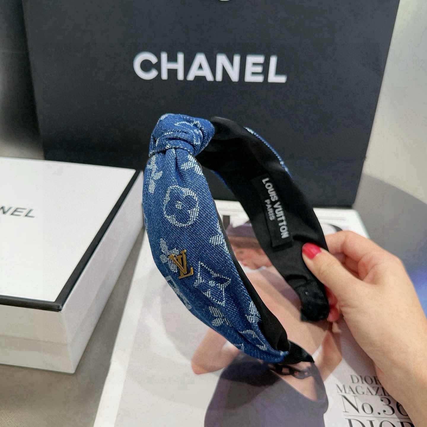 NO:894956,P with packaging box Louis Vuitton (Louis Vuitton) denim headband, classic LV logo, simple and elegant, particularly eye-catching, super popular small item, a must-have hairpin for fashionistas, hairpins, louis vuitton, louis vuitton, louis vuitton, louis vuitton, louis vuitton, hairpins19860909P 配包装盒 Louis Vuitton (路易威登)驴家牛仔发箍,经典LV标志,简单大气,特别吸睛,超火爆小单品,潮人必备发夹,发夹,louis vuitton,louis vuitton,louis vuitton,louis vuitton,louis vuitton,hairpins,accessory