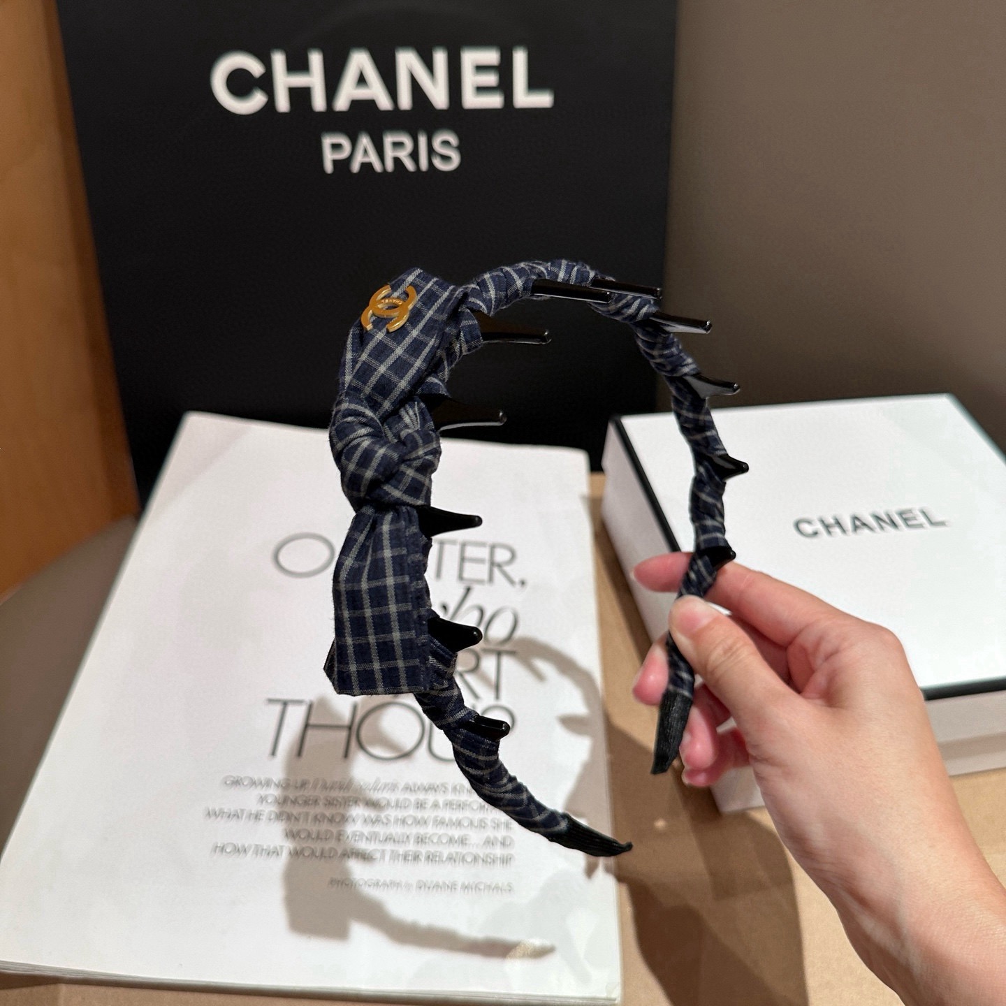 NO:894961,P Comes with a packaging box. Chanel’s latest small plaid headband, super pretty!  Full of celebrity style, a must-have for little fairies...hairpins, hairpins, chanel, chanel, hairpins19860909P 配包装盒 Chanel (香奈儿)最新款小香格子发箍,超级好看！名媛范儿十足,小仙女必备…发夹,发夹,chanel,chanel,hairpins,accessory