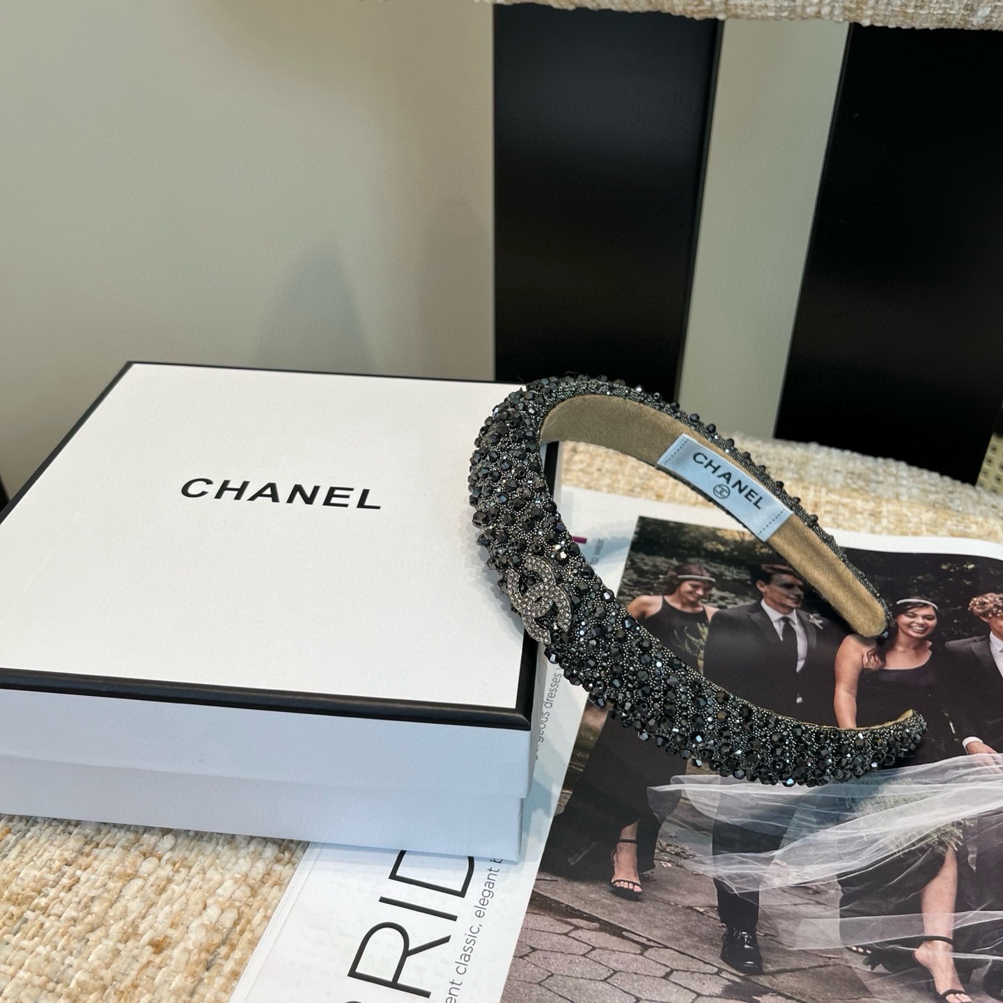 NO:894966,P Comes with a packaging box. Chanel's latest mini-fragrance headband, full of diamonds series, super pretty!  Full of celebrity style, a must-have for little fairies...hairpins, hairpins, chanel, chanel, hairpins19860909P 配包装盒 Chanel (香奈儿)最新款小香爆款发箍,满钻系列,超级好看！名媛范儿十足,小仙女必备…发夹,发夹,chanel,chanel,hairpins,accessory