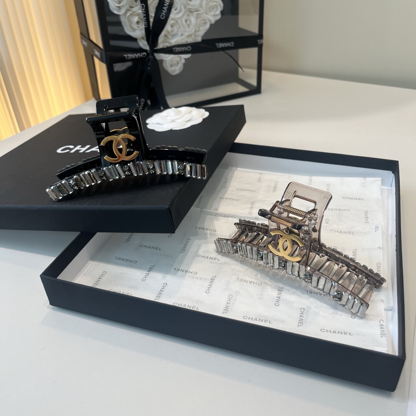 NO:895006,P Comes with a packaging box. Chanel’s latest small fragrance gripper, super pretty!  Full of celebrity style, a must-have for little fairies...hairpins, hairpins, chanel, chanel, hairpins19860909P 配包装盒 Chanel (香奈儿)最新款小香抓夹,超级好看！名媛范儿十足,小仙女必备…发夹,发夹,chanel,chanel,hairpins,accessory