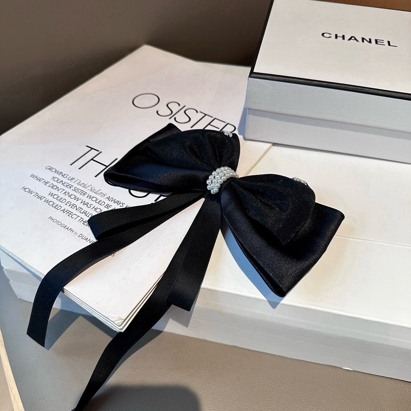 NO:894988,P Comes with a packaging box. Chanel's latest small scented spring hairpin, super pretty!  Full of celebrity style, a must-have for little fairies...hairpins, hairpins, chanel, chanel, hairpins19860909P 配包装盒 Chanel (香奈儿)最新款小香弹簧发夹,超级好看！名媛范儿十足,小仙女必备…发夹,发夹,chanel,chanel,hairpins,accessory