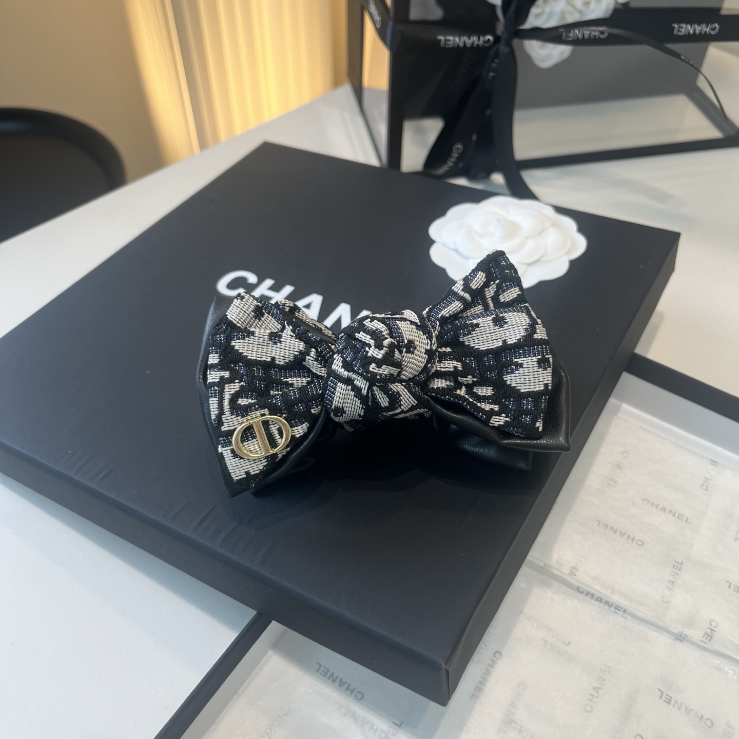 NO:941645,P Comes with packaging box Dior's new CD banana clip, simple, practical and fashionable!  Super pretty!  A must-have for little fairies...hairpins, hair clips, dior, dior, hairpins19860909P 配包装盒 Dior（迪奥）新款CD香蕉夹,简单实用 时尚潮流！超级好看！小仙女必备…发夹,发夹,dior,dior,hairpins,accessory