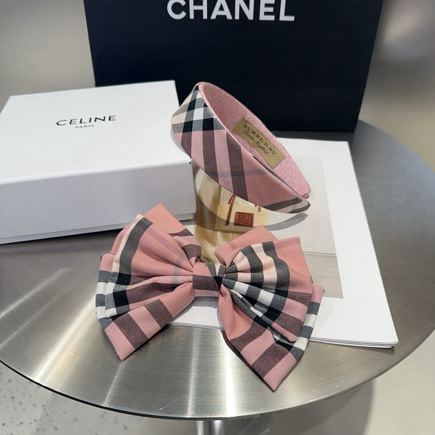 NO:920741,P with packaging box Burberry's latest plaid hairband, fashionable, practical and versatile, timeless hairpins, hairpins, burberry, burberry, hairpins19860909P 配包装盒 Burberry（巴宝莉）最新款格子发箍,时尚潮流,实用百搭,永不过时发夹,发夹,burberry,burberry,hairpins,accessory