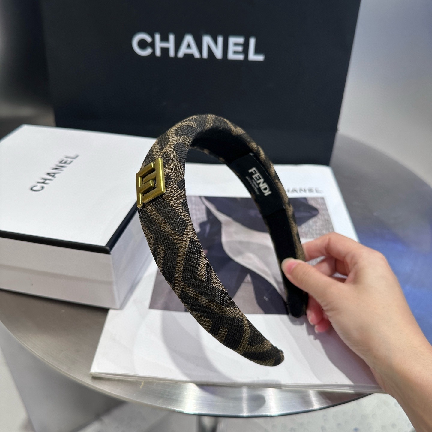 NO:920754,P Comes with a packaging box FENDI's new F headband, with a retro temperament, simple and versatile!  The young lady closed her eyes and entered... hairpins, hairpins, fendi, fendi, hairpins19860909P 配包装盒 FENDI（芬迪）新款F发箍,复古气质美,简约百搭！小姐姐闭眼入…发夹,发夹,fendi,fendi,hairpins,accessory
