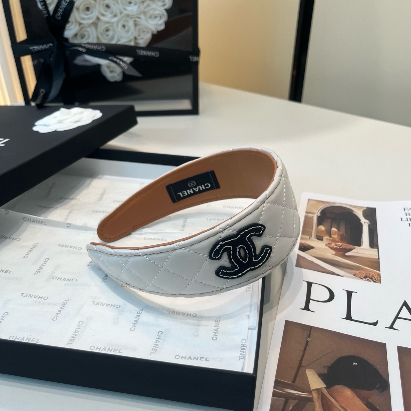 NO:920760,P Comes with a packaging box. Chanel’s latest mini-fragrant headband, super pretty!  Full of celebrity style, a must-have for little fairies...hairpins, hairpins, chanel, chanel, hairpins19860909P 配包装盒 Chanel (香奈儿)最新款小香爆款发箍,超级好看！名媛范儿十足,小仙女必备…发夹,发夹,chanel,chanel,hairpins,accessory