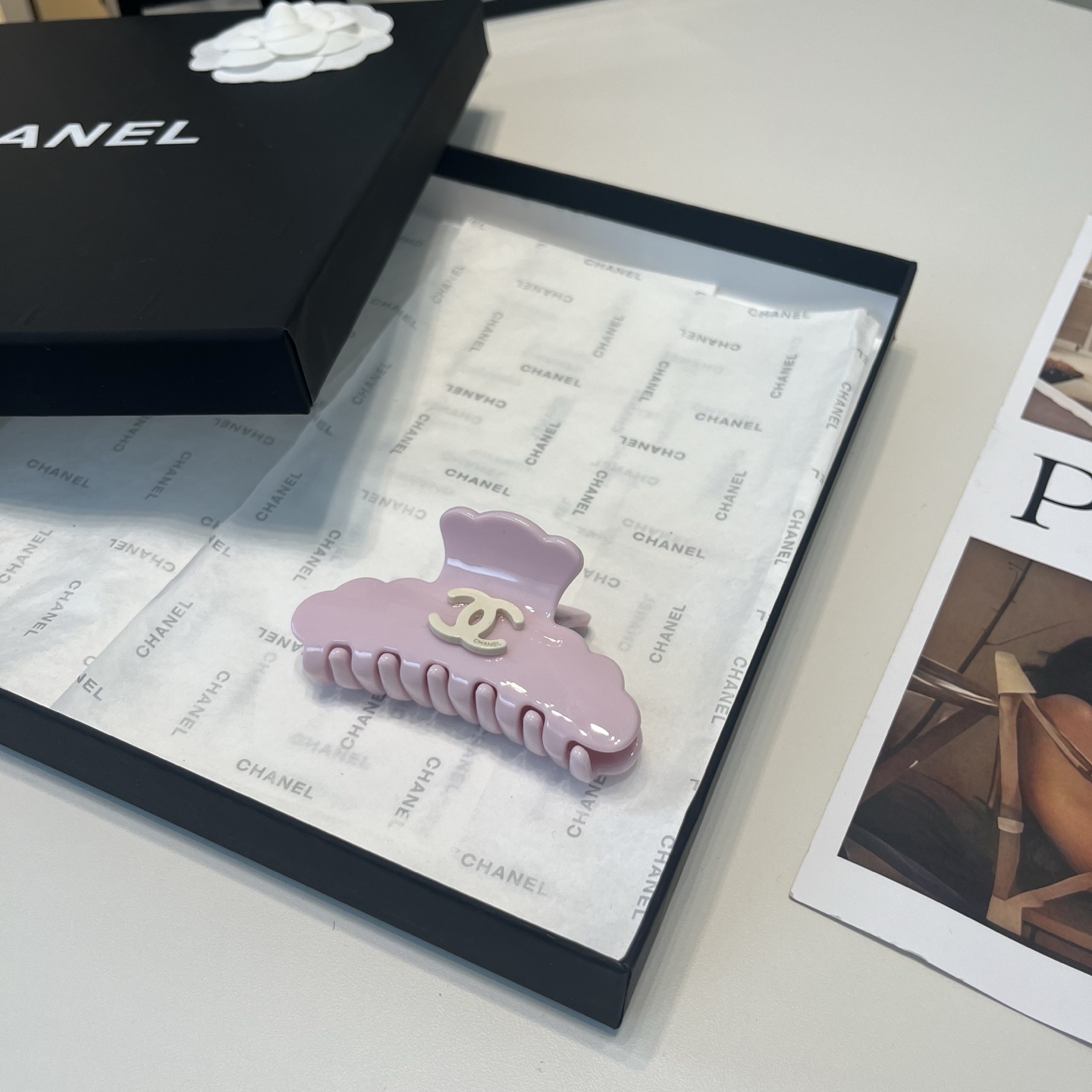 NO:942018,P Comes with a packaging box. Chanel’s latest small fragrance gripper, super pretty!  Full of celebrity style, a must-have for little fairies...hairpins, hairpins, chanel, chanel, hairpins19860909P 配包装盒 Chanel (香奈儿)最新款小香抓夹,超级好看！名媛范儿十足,小仙女必备…发夹,发夹,chanel,chanel,hairpins,accessory