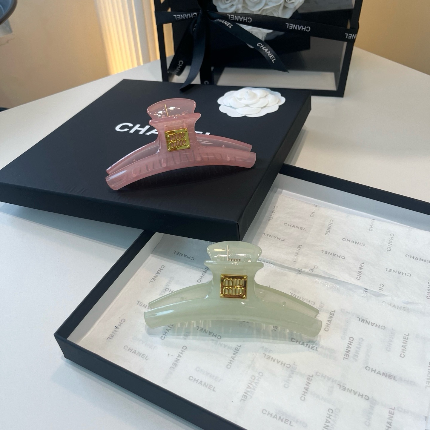NO:942054,P Comes with packaging box miumiu's new candy-colored gripper, fashionable and trendy.  Simple and elegant, practical and versatile, worth buying!  hairpins,hairpins,miumiu,hairpins19860909P 配包装盒 miumiu新款糖果色抓夹,时尚潮流．简单优雅,实用百搭,值得入手！发夹,发夹,miumiu,hairpins,accessory