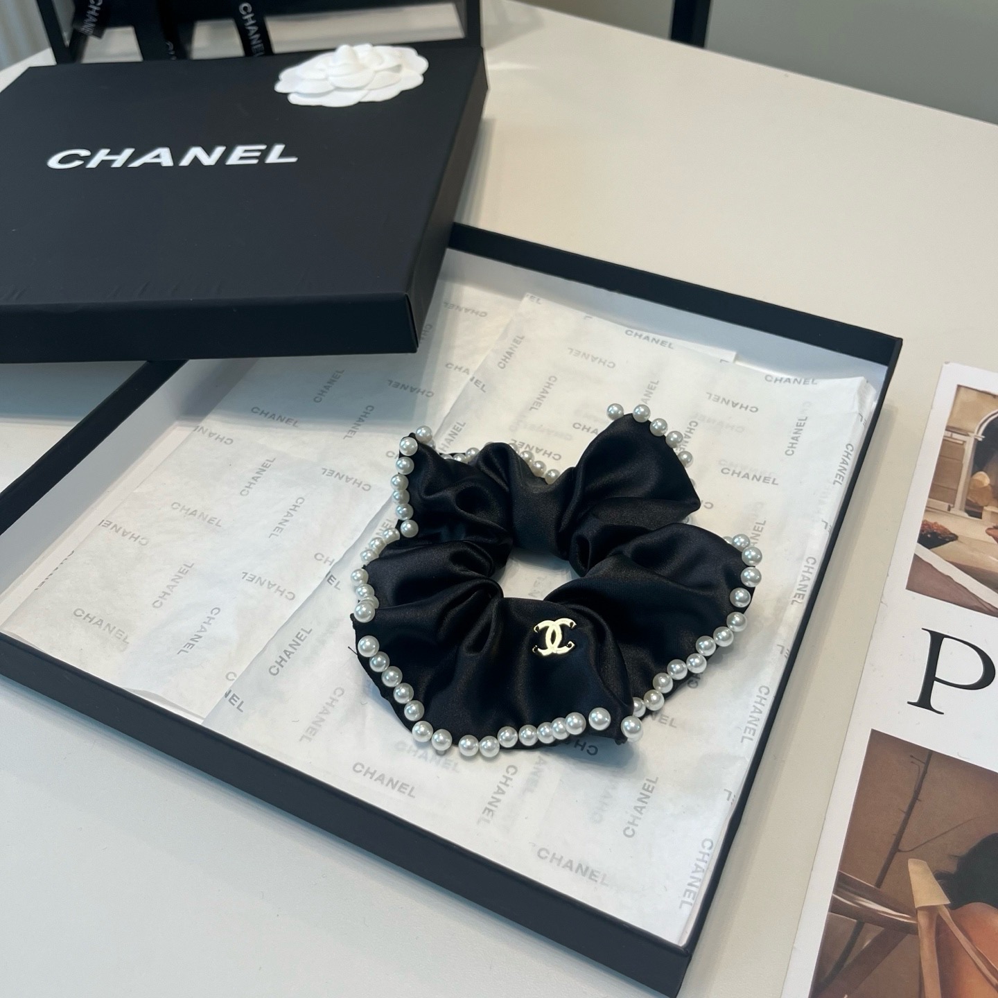 NO:942017,P Comes with a packaging box. Chanel's latest small fragrant pearl hair tie, super pretty!  Full of celebrity style, a must-have for little fairies...hairpins, hairpins, chanel, chanel, hairpins19860909P 配包装盒 Chanel (香奈儿)最新款小香珍珠大发圈,超级好看！名媛范儿十足,小仙女必备…发夹,发夹,chanel,chanel,hairpins,accessory