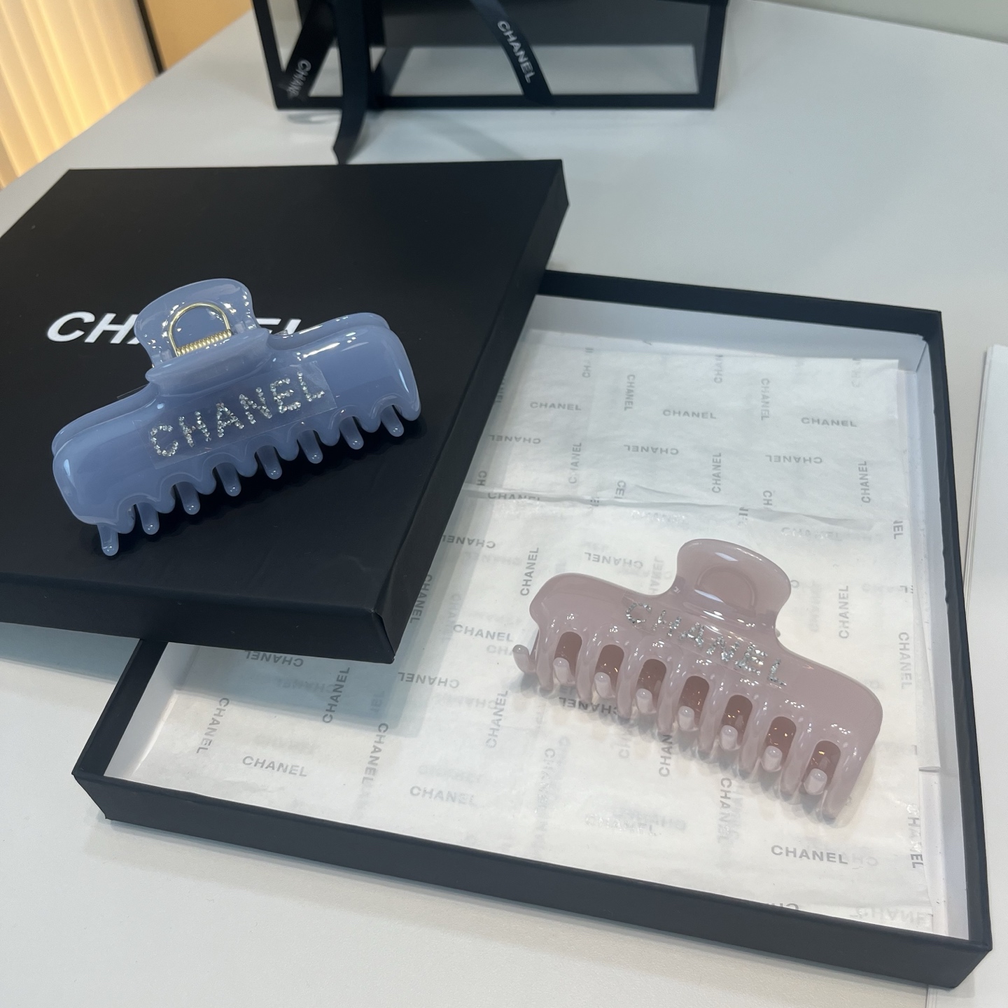 NO:941578,P Comes with a packaging box. Chanel’s latest small fragrance gripper, super pretty!  Full of celebrity style, a must-have for little fairies...hairpins, hairpins, chanel, chanel, hairpins19860909P 配包装盒 Chanel (香奈儿)最新款小香抓夹,超级好看！名媛范儿十足,小仙女必备…发夹,发夹,chanel,chanel,hairpins,accessory