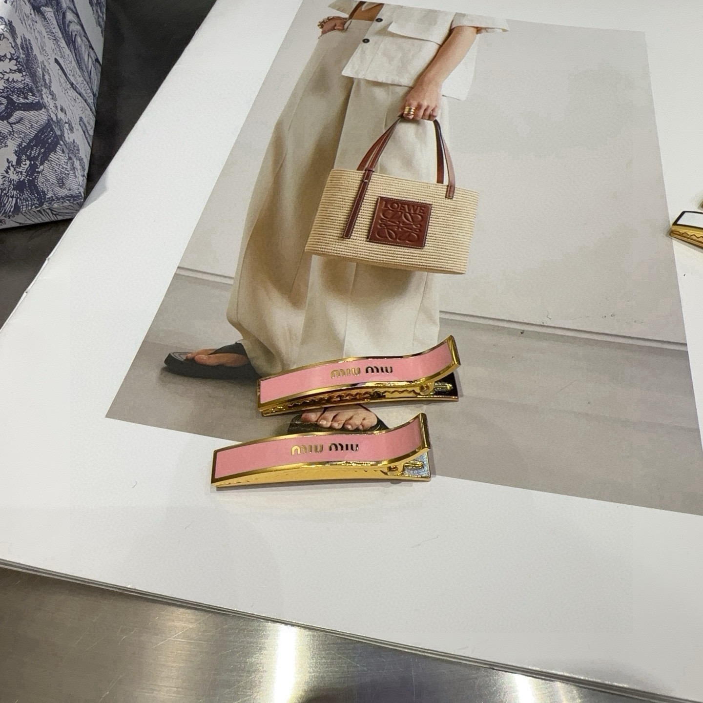 NO:941555,P Comes with packaging box (single) miumiu's new letter small side clip bangs clip, an internet celebrity hit!  Simple and elegant, practical and versatile!  hairpins,hairpins,miumiu,hairpins19860909P 配包装盒（单个） miumiu新款字母小边夹刘海夹,网红爆款！简单优雅,实用百搭！发夹,发夹,miumiu,hairpins,accessory