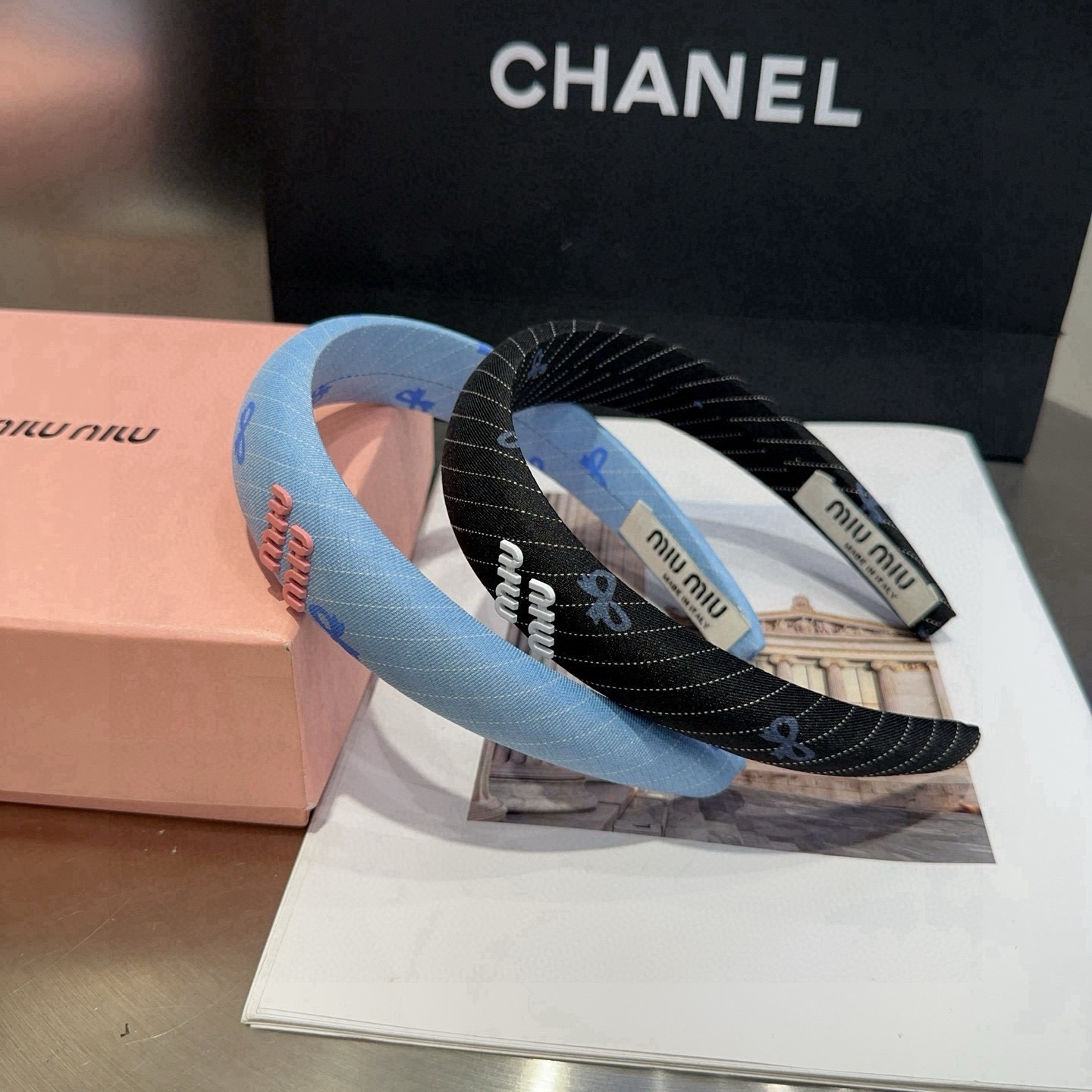 NO:941473,P Comes with packaging box miumiu's new headband. Simple, elegant, practical and versatile, worth buying!  hairpins,hairpins,miumiu,hairpins19860909P 配包装盒 miumiu新款发箍.简单优雅,实用百搭,值得入手！发夹,发夹,miumiu,hairpins,accessory