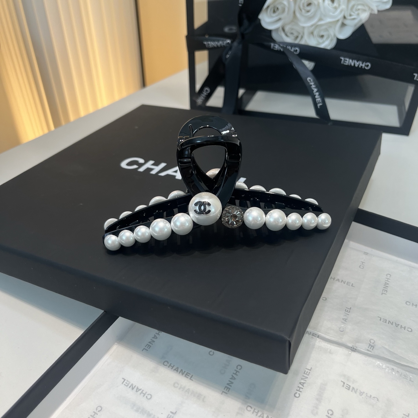 NO:941597,P Comes with a packaging box. Chanel's latest small fragrant pearl clip, super beautiful!  Full of celebrity style, a must-have for little fairies...hairpins, hairpins, chanel, chanel, hairpins19860909P 配包装盒 Chanel (香奈儿)最新款小香珍珠抓夹,超级好看！名媛范儿十足,小仙女必备…发夹,发夹,chanel,chanel,hairpins,accessory