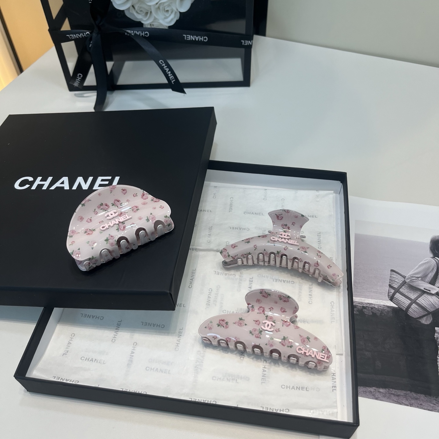 NO:941591,P Comes with a packaging box. Chanel's latest small floral clip, super pretty!  Full of celebrity style, a must-have for little fairies...hairpins, hairpins, chanel, chanel, hairpins19860909P 配包装盒 Chanel (香奈儿)最新款小香小碎花抓夹,超级好看！名媛范儿十足,小仙女必备…发夹,发夹,chanel,chanel,hairpins,accessory