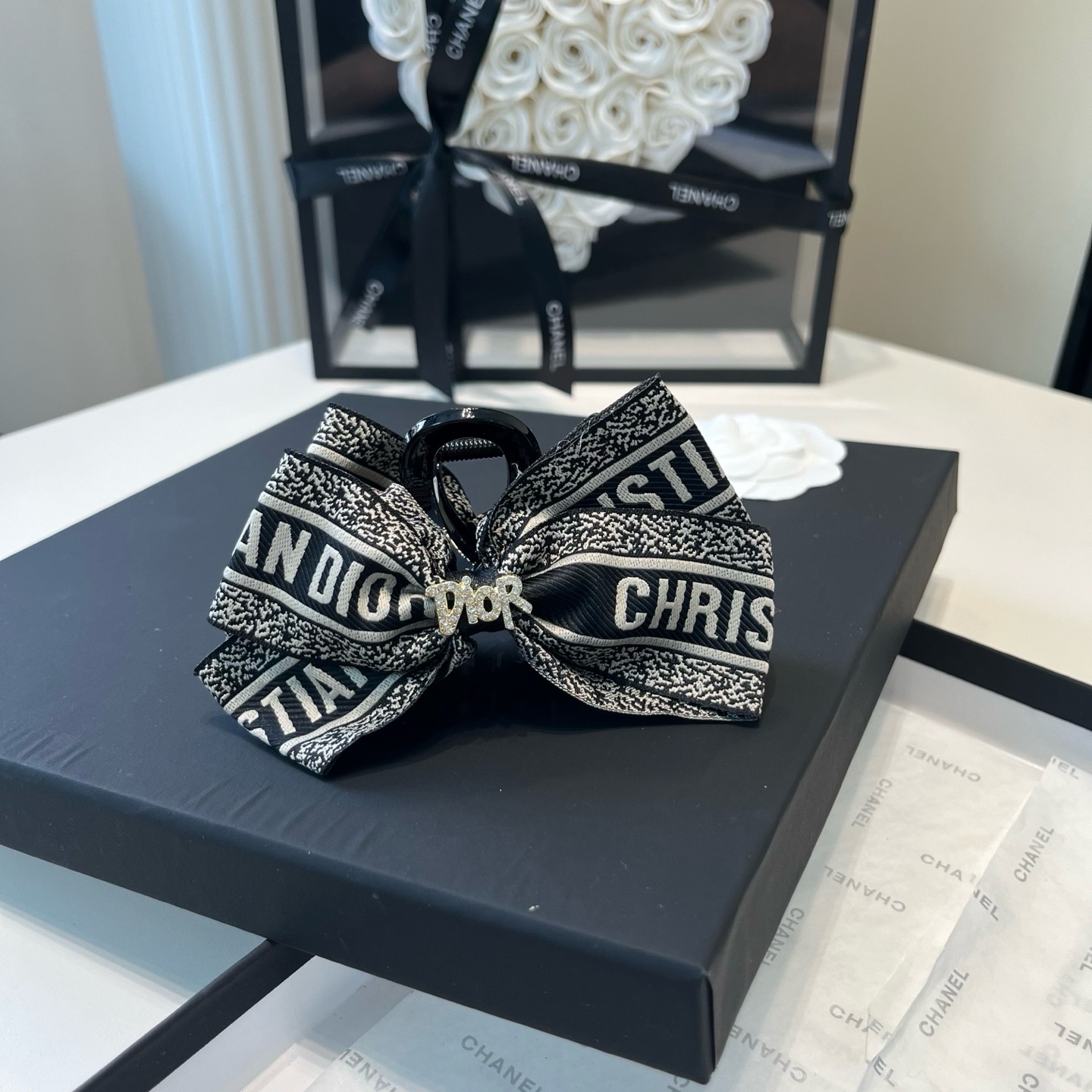 NO:941651,P Comes with packaging box Dior's new CD grabber, simple, practical and fashionable!  Super pretty!  A must-have for little fairies...hairpins, hair clips, dior, dior, hairpins19860909P 配包装盒 Dior（迪奥）新款CD抓夹,简单实用 时尚潮流！超级好看！小仙女必备…发夹,发夹,dior,dior,hairpins,accessory